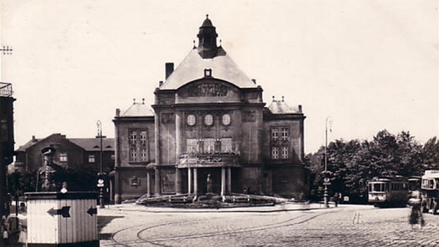 Budova secesního divadla v Mostě, rok 1936