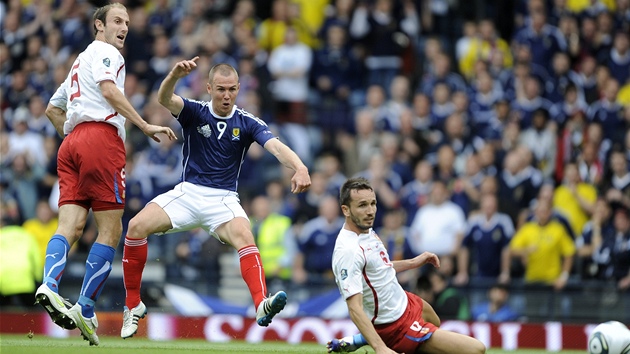 GÓL. Skotský útoník Kenny Miller u radostn skáe do vzduchu, u toti vidí,