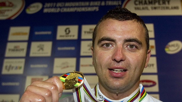 Michal Prokop na mistrovství svta biker v Champéry se zlatou medailí z
