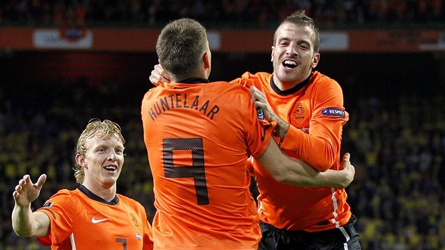ÚSM�V. Nizozemci Rafael van der Vaart (vpravo), Klaas Jan Huntelaar (uprost�ed)