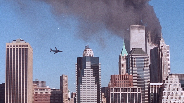Druhé letadlo se blíží k WTC 2
