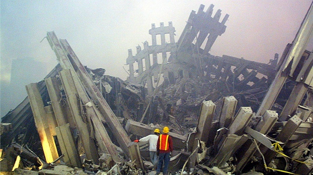 Záchranáři prohledávají trosky WTC (11. září 2001)
