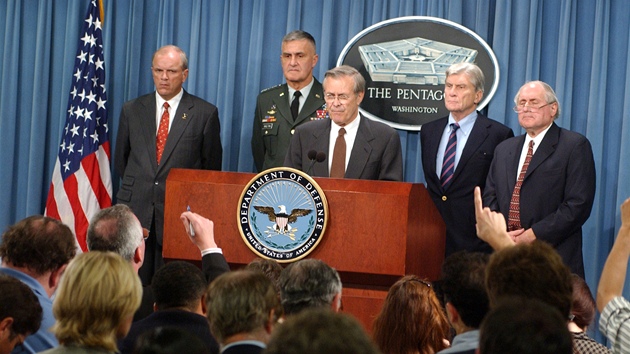 Pentagon je opět v provozu, oznámil Donald Rumsfeld na tiskové konferenci 11. září 2001