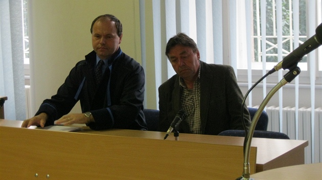 Bývalý starosta �ichovic Ji�í Hejpetr (vpravo) u soudu se svým advokátem
