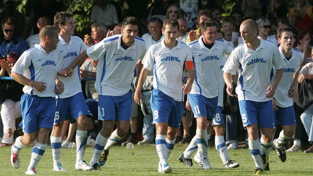 Fotbalisté P�evý�ova krátce poté, co Jarchovský vst�elil Slavii první gól.