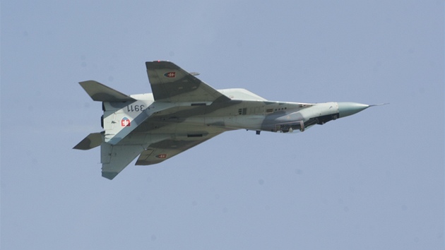 Letoun MiG 29 slovenských vzduných sil. Na rozdíl od JAS-39 Gripen je devtadvacítka koncipovaná jako dvoumotorový stíha pro vybojování vzduné nadvlády. Dokáe lett rychlostí a 2 400 kilometr v hodin.