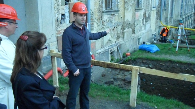 Václav Marík, zástupce realizaního managmentu, komentuje archeologické nálezy.