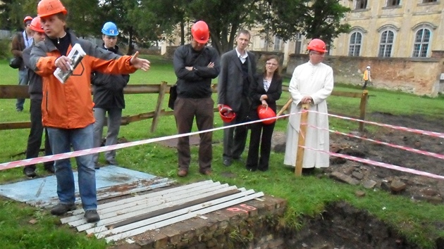 Zástupce archeolog Radek iroký ukazuje nálezy.