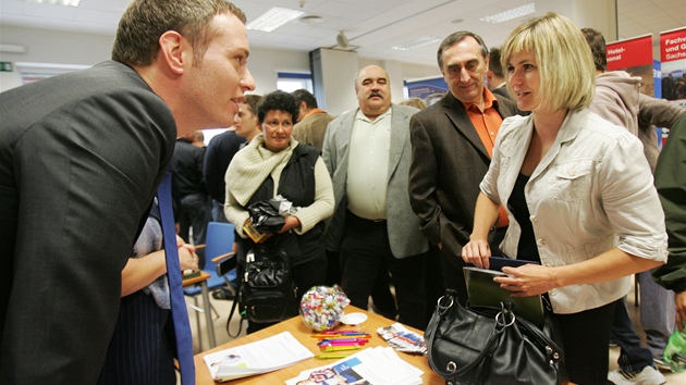Zástupce nmecké personální agentury naslouchá en, která pila na