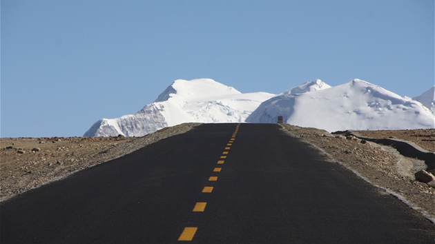íané kadý rok v Himálajích vybudují desítky kilometr kvalitních silnic