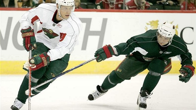 Mikko Koivu (vlevo) a Petr Kalus, Minnesota Wild