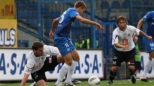 Liberecký Vojt�ch Hada��ok se nap�ahuje ke gólu do sít�  Hradce Králové.