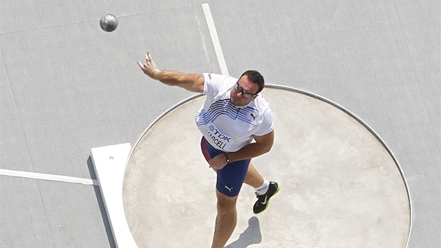 �eský koula� Jan Marcell v kvalifikaci na MS v Tegu.