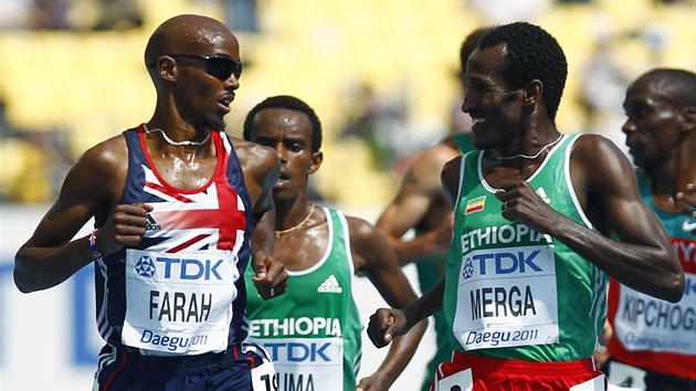 A TAK DEME DO FINÁLE... Imane Merga (vpravo) z  Etiopie a Mohamed Farah z Velké