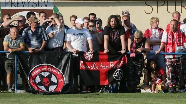 Tihle fanou�ci z�stali smutní. Jejich Slavia senza�n� prohrála v P�evý�ov�.