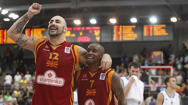 Bo McCalebb a Pero Anti� (vlevo) z Makedonie zcela zastínili �ecký celek (v