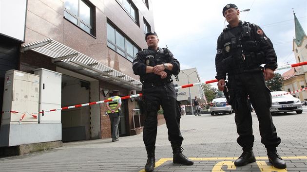 Lupi� p�epadl Komer�ní banku ve Zlín�, uvnit� nechal bombu. Policie hlídá