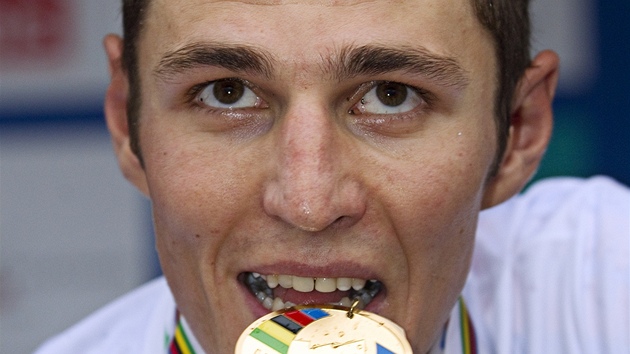 TAKHLE CHUTNÁ ZLATO. erstvý mistr svta v cross country si doslova vychutnává