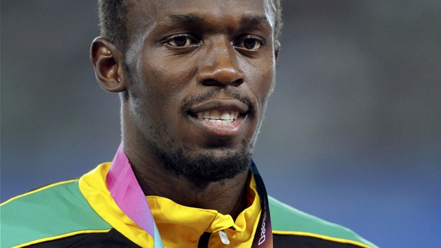 KONEN T MÁM. Usain Bolt pózuje se zlatou medailí za závod na 200 metr.