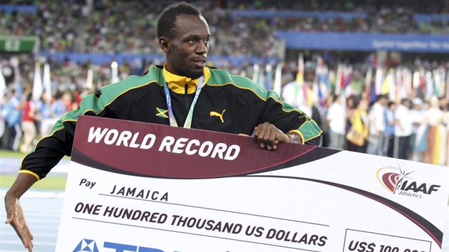 TANEC SE EKEM. Usain Bolt si uívá výhru za triumf s jamajskou tafetou.