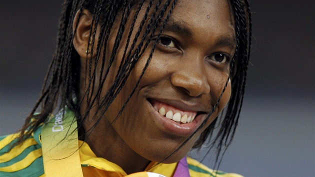 Caster Semenyaová, vítzka z Berlína i stíbrná olympionika. Te ji pibrzdilo zranní kolena.