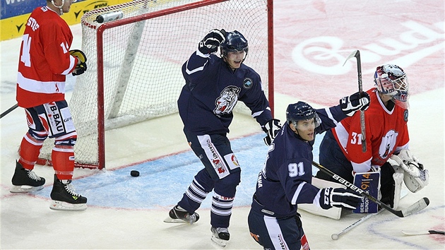 Libere�tí hokejisté se radují z gólu proti Belrínu v utkání European Trophy.