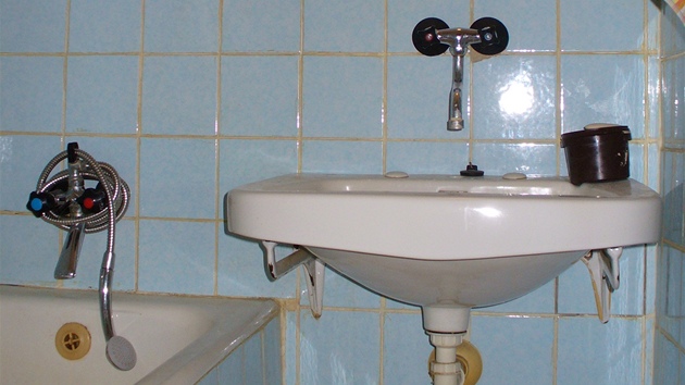 Sou�asný vzhled koupelny nové majitelce nevyhovuje. Rozhodla se pro kompletní rekonstrukci.