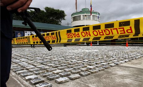 Kolumbijský policista steí zabavený kokain
