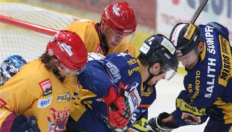 Souboj ped brankou v duelu umperk (v modrém) - Jihlava.