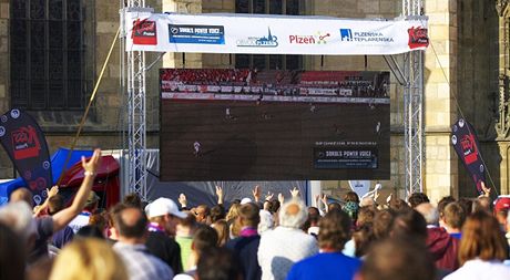 Fotbalová projekce na plzeském námstí