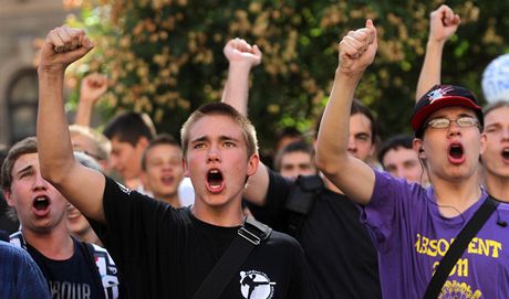 Takhle loni v záí protestovali studenti elektrotechnické prmyslovky v Kounicov ulici v Brn proti sluování kol. Nezabránili mu.