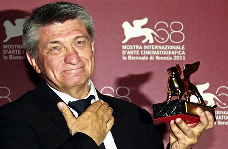 Dojatý  Alexander Sokurov, reisér vítzného snímku Faust na filmovém festivalu