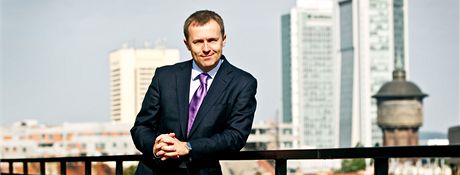 Martin Roman na terase své kanceláe v Praze na Pankráci (30. ervna 2011)