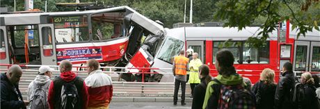 Dv tramvaje se srazily mezi stanicemi Kotláka a Kavalírka v Praze. (19. záí