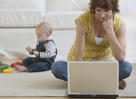 Mladé maminky si na internetu nejastji povídají o dtech, zdraví a vaení. (Ilustraní snímek)