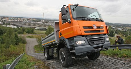 Nový vz Tatra Phoenix na kopivnickém polygonu s automobilkou v pozadí