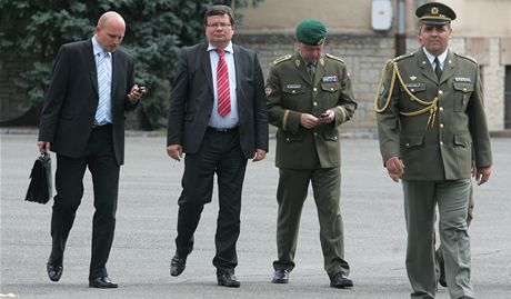Ministr obrany Alexandr Vondra (s ervenou kravatou) pijel do Dobruky pedat