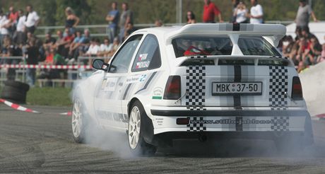 Závody aut na hradeckém letiti lákají stovky nadenc, snímek je z Rallyshow 2011.