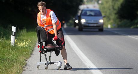 Miroslav Joná z Pelhimova se pokouí na kolekové kanceláské idli zdolat