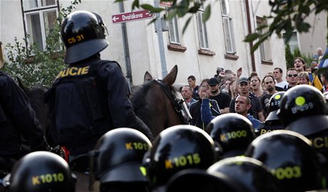 Kordony policist pohlídají, aby se úastníci dvou akcí ve Vítkov nestetli. Ilustraní snímek