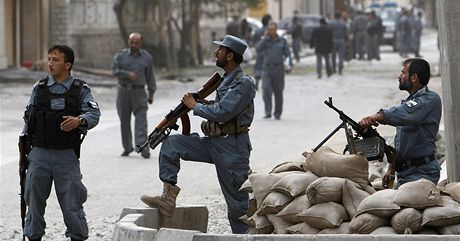 Afghántí policisté elí tlaku ze strany Talibanu, ten poaduje jejich odchod z ad strác zákona. Ilustraní foto