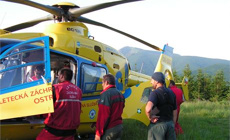 Zranného mladíka pepravil vrtulník do nemocnice v Ostrav. Ilustraní snímek