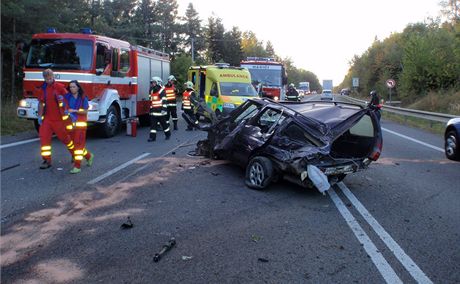 Tká havárie osobního auta se stala u Stílek. idi riskantn pedjídl.