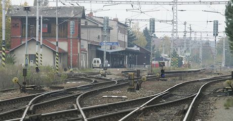 Na nádraí v Chlumci nad Cidlinou se bude muset z vlak od Prahy do Hradce Králové pesednout na autobusy.