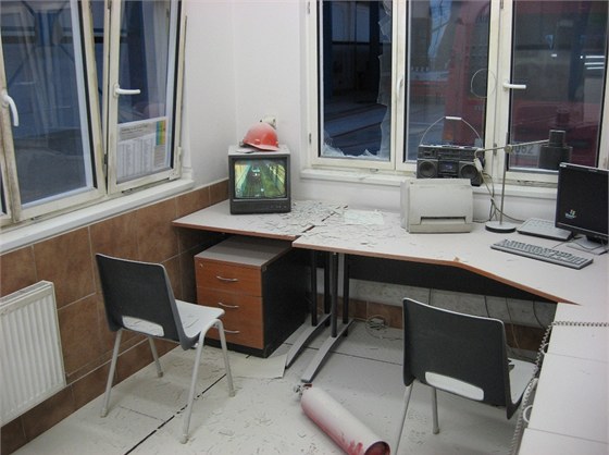 Hasicí přístroj vandal prohodil oknem a poničil kancelář.