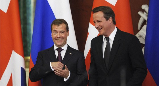 Britský premiér David Cameron (pravo) a ruský prezident Dmitrij Medvedv (12.