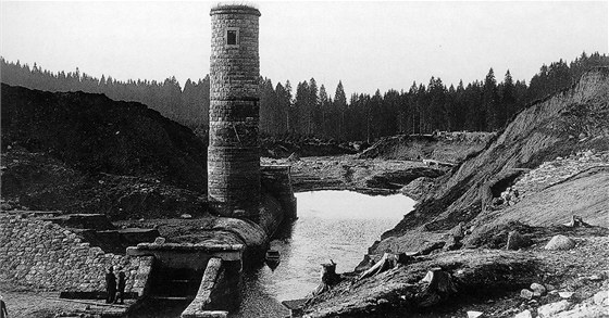 Hráz pehrady na Bílé Desné se protrhla 18. záí 1916. Kolem pl tvrté