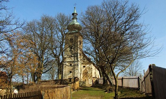 Kostel v Michalových Horách, ze kterého zmizel hodinový stroj.