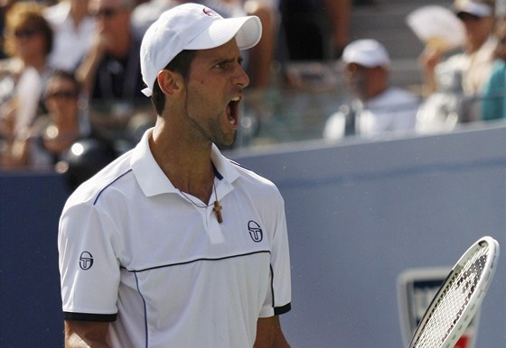 OLE, NOLE! Srbský tenista Novak Djokovi se raduje po zisku gamu v semifinále