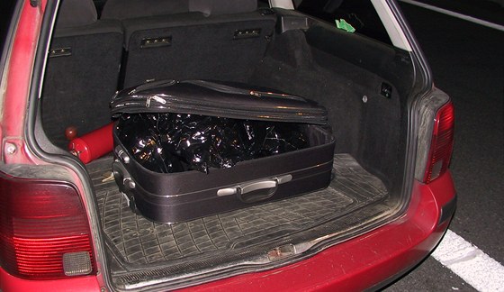 Jihlavští celníci při kontrole taxíku odhalili kufr plný marihuany. Ve čtyřech